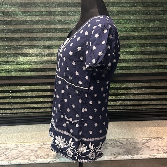 Laura Ashley Women’s Blue w White Print Short Fitted Sleeve Scrub Top Small - Picture 2 of 9